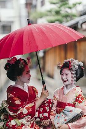 走在大街上的舞妓艺妓图片