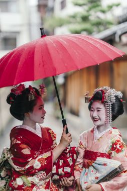 走在大街上的舞妓艺妓图片