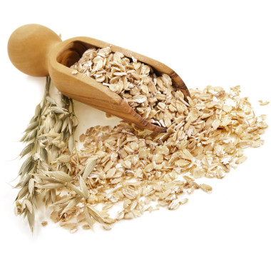 燕麦片片加隔离在白色背景上的木瓢