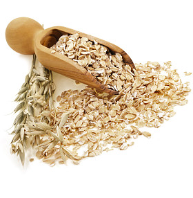 燕麦片片加隔离在白色背景上的木瓢