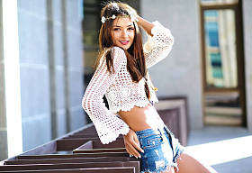 性感的微笑美丽年轻嬉皮女人模型在夏天时髦的衣服