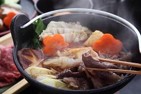 日本牛肉锅寿喜烧图片