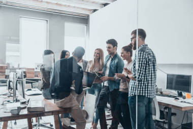 一群人一起头脑风暴