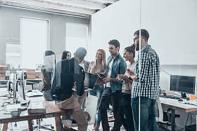 一群人一起头脑风暴