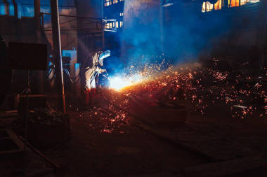 焊機(jī)釀造金屬火花飛