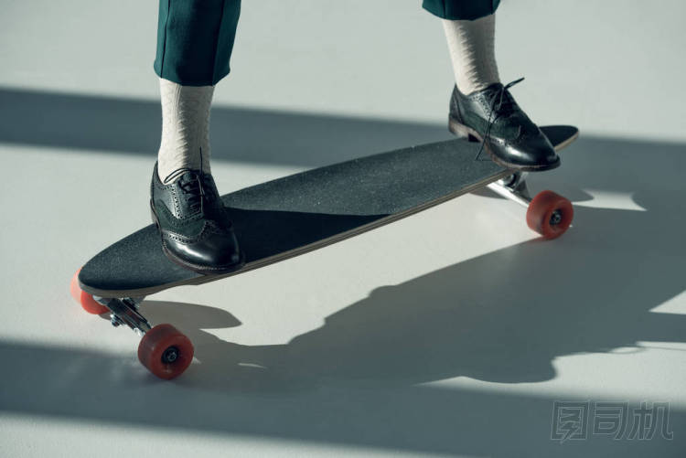 站在滑板上的雙腿圖片