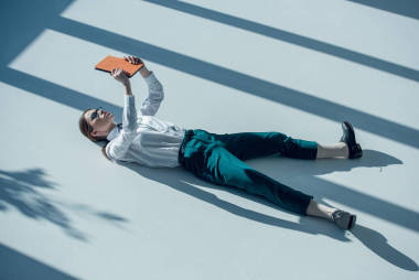 拿著電子平板電腦的潮女