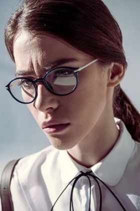 戴着眼镜的时尚潮女