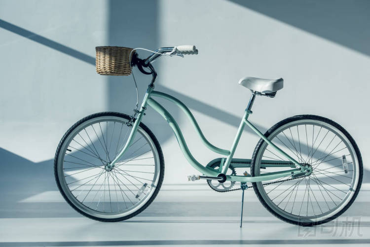 提著籃子的時髦自行車