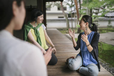 坐在露台和说话的朋友