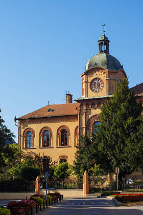 斯 Karlovci 老教堂 