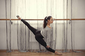 拉伸的年轻女子图片