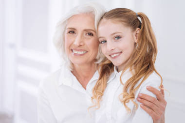 性格開朗的老年的婦女和她的孫女一起休息