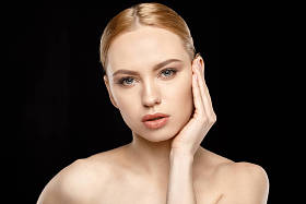 华丽的年轻女子照片