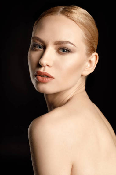 华丽的年轻女子照片