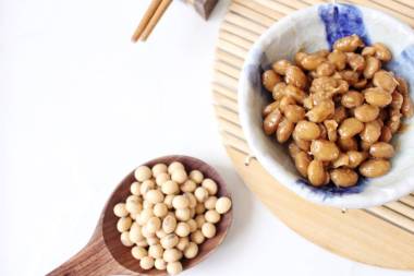 納豆日本食品在白色背景上