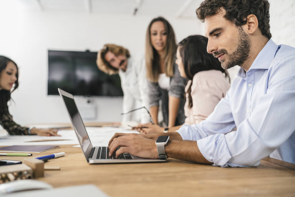 在现代工作室的集思广益会议 在现代工作室的集思广益会议