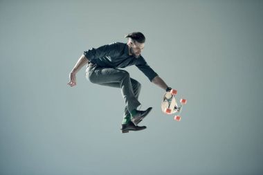 时尚的男人控股滑板 时尚的男人控股滑板