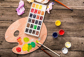 涂料和桌上的调色板图片