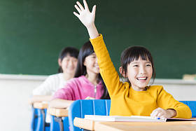 快乐的小女孩在教室里学习图片