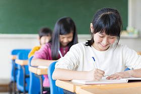 在教室里学习的快乐少女