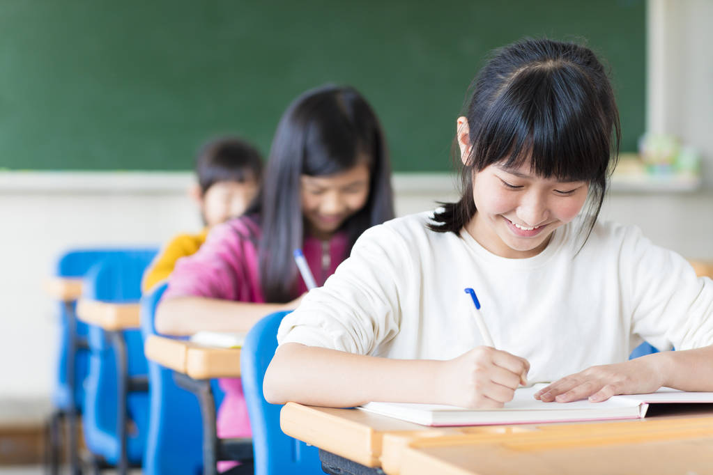 在教室里学习的快乐少女