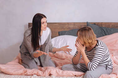 神經質的傷心女人分享她的顧慮