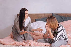 神经质的伤心女人分享她的顾虑