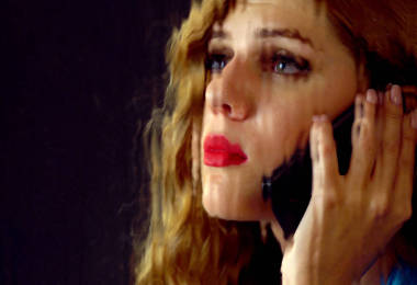 女人在電話里哭。談電話的女孩