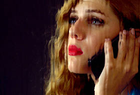 女人在电话里哭。谈电话的女孩