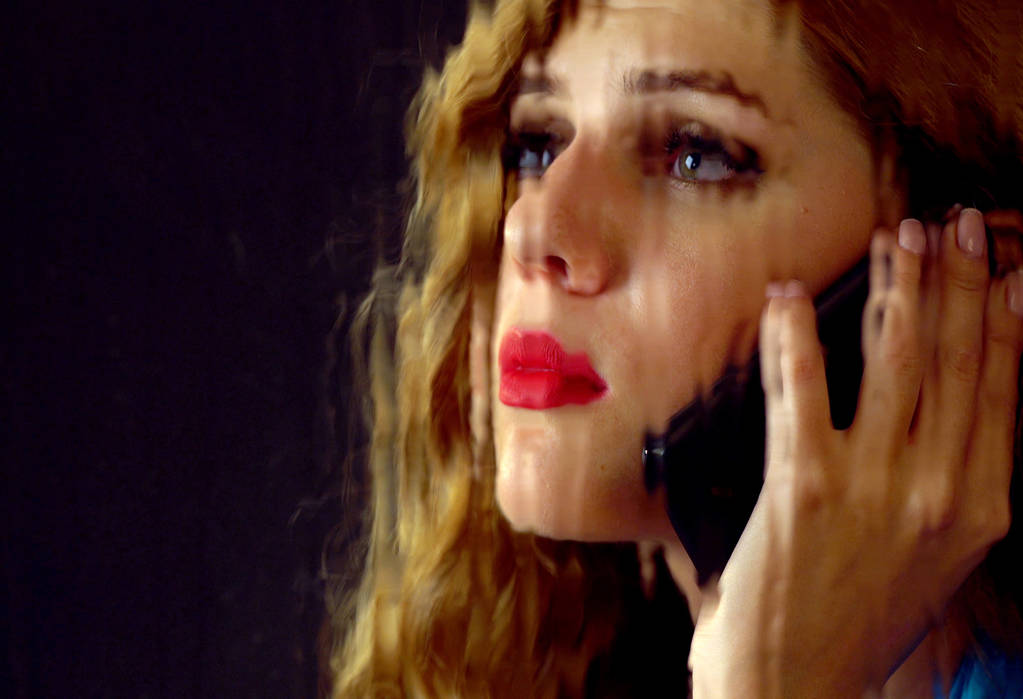 女人在电话里哭。谈电话的女孩