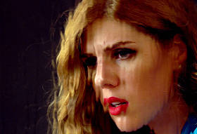 女人在哭雨窗口的背后