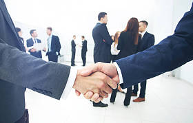 商务人士握手，完成了一次会议