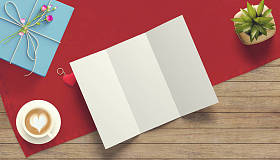 礼品卡和情人节用心的框架。白卡祝贺背景