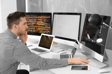 在辦公室里工作的英俊年輕程序員