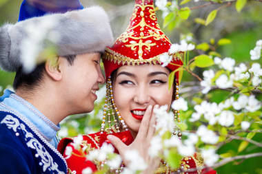 哈薩克夫婦在花園里圖片