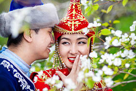 哈萨克夫妇在花园里图片