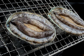 新鲜的原料鲍鱼服务成分照片