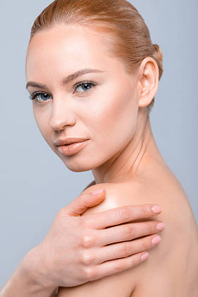 华丽的年轻女子