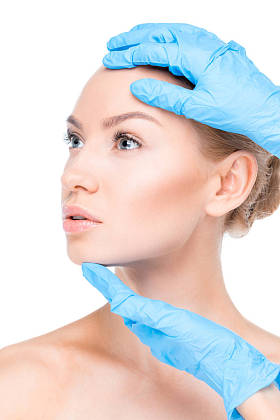 检查的病人的脸的美容师