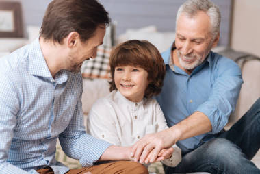 快乐快乐的男人，他们手牵着手