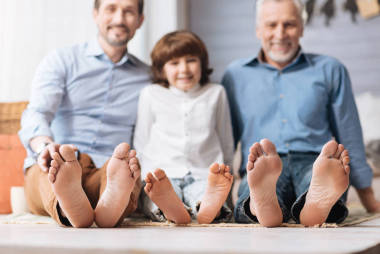 快樂積極的家庭成員坐在一起圖片