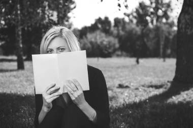 在公園里讀書的學(xué)生