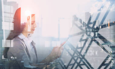 曝光的女商人和城市景觀?；旌厦襟w