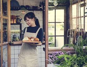 在店里工作的女服务员图片
