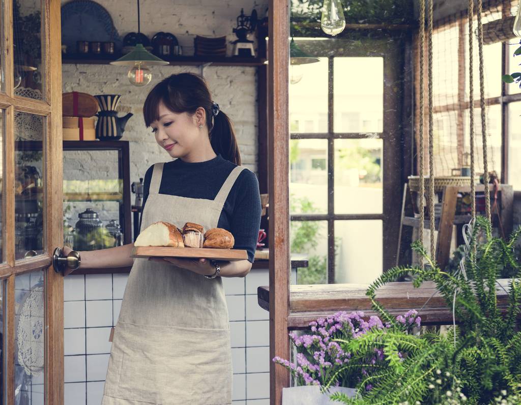 在店里工作的女服务员图片
