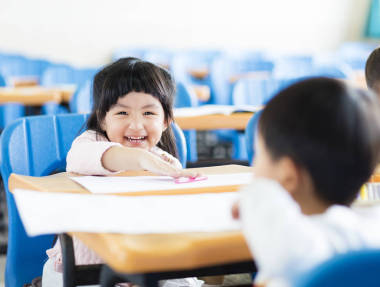 快乐的小女孩学生在教室里图片