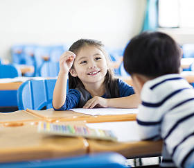 快乐的小女孩学生在教室