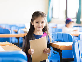 快乐的小女孩学生在教室