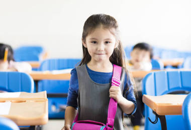 快樂的小女孩學(xué)生在教室里圖片